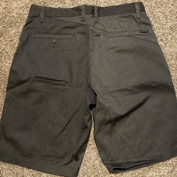 Men’s volcom shorts - Picture 2 of 3